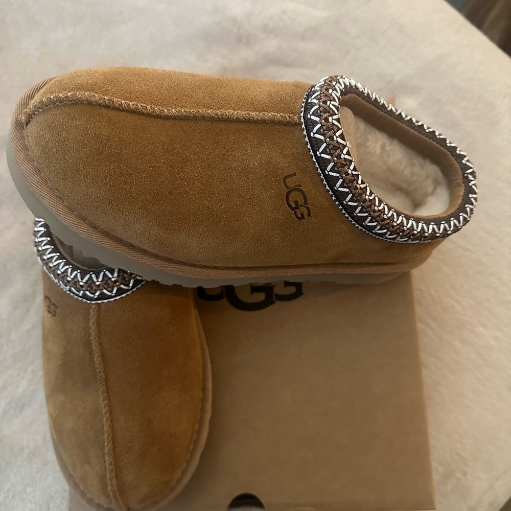 UGG woman’s Tasman size 6 chestnut